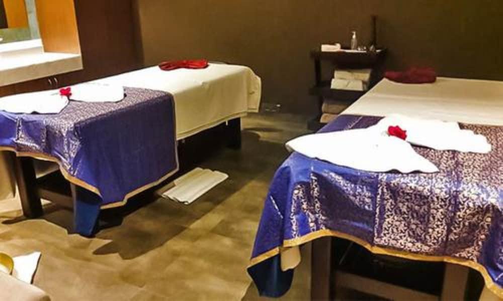 孟买安德瑞midc丽笙酒店 外观 照片 Massage beds at a spa