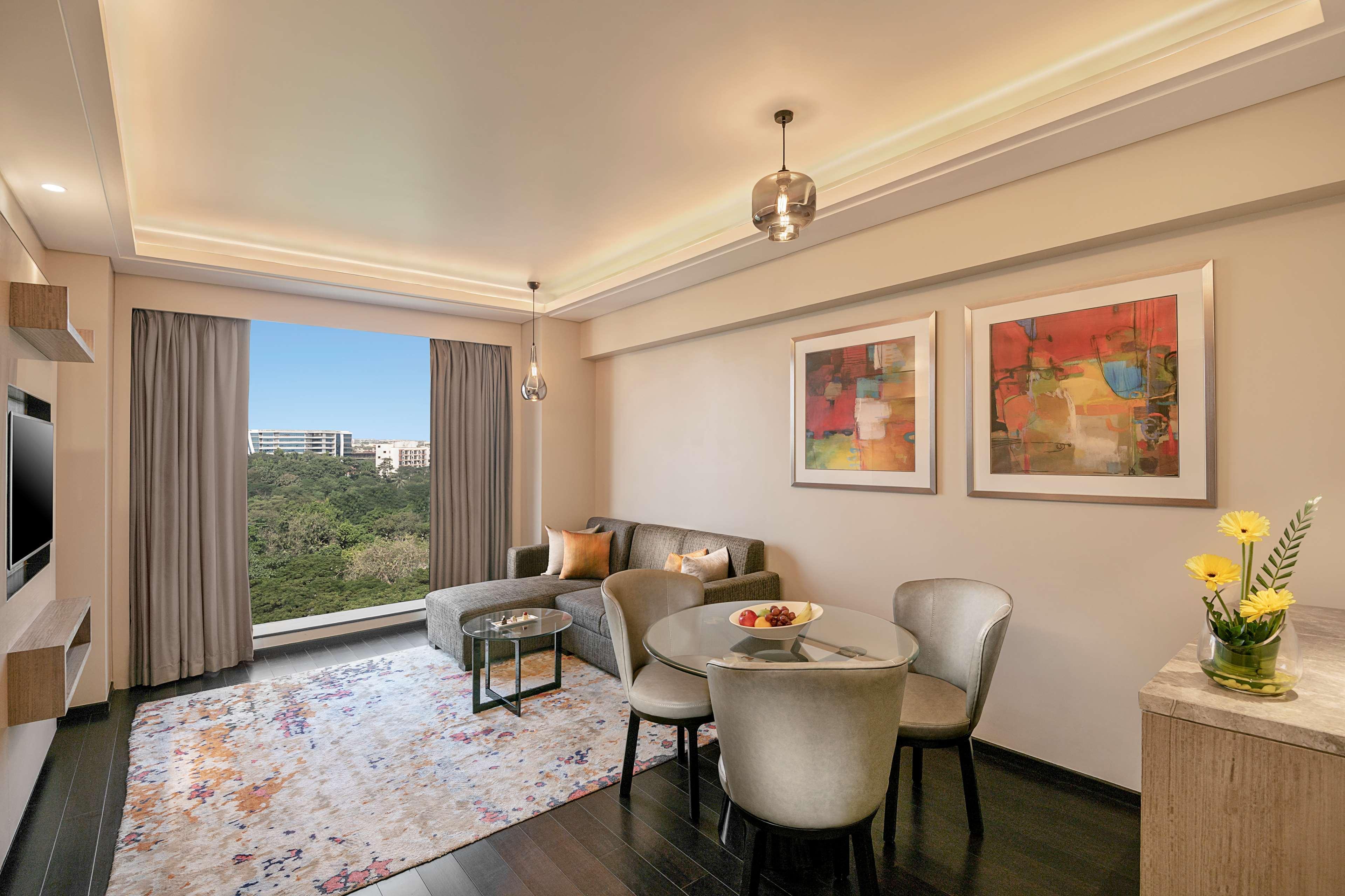 孟买安德瑞midc丽笙酒店 外观 照片 A living room at the Taj Mahal Palace
