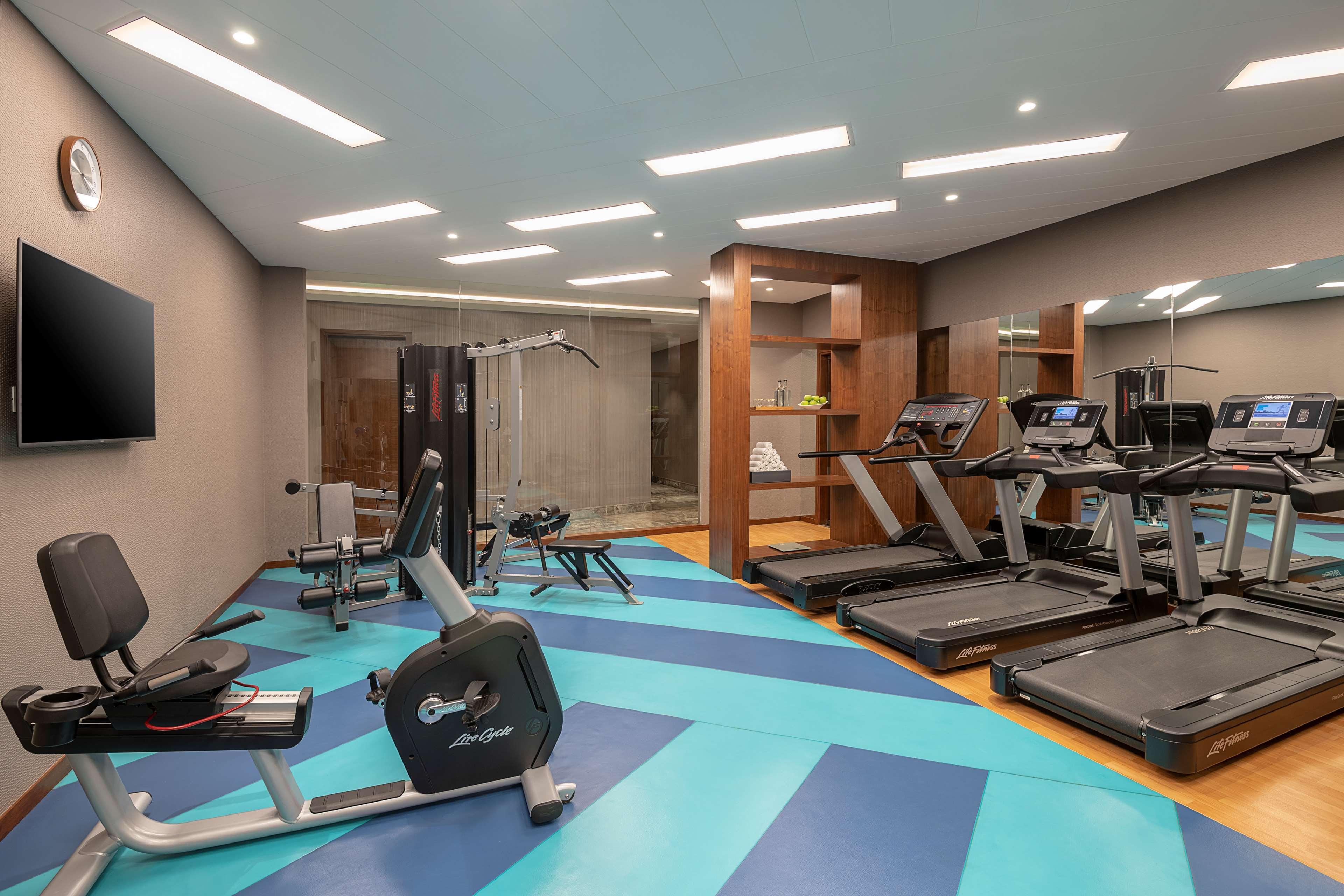 孟买安德瑞midc丽笙酒店 外观 照片 The gym at the hotel